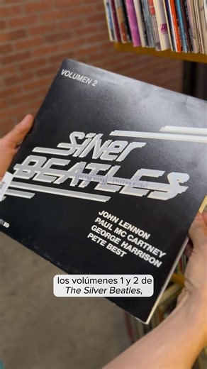 🎸 16 de enero, Día Internacional de The Beatles, una fecha clave para recordar el origen de la beatlemanía y el legado de una de las bandas más influyentes de la historia de la música. En este día, pero de 1957, se inauguró el Cavern Club en Liverpool, lugar donde la banda ofreció numerosas presentaciones en sus primeros años. 🎶 En la Fonoteca de la #BNM resguardamos colecciones sonoras únicas, como la Colección Víctor Roura, que reúne una buena cantidad de discos de rock mexicano e internacio