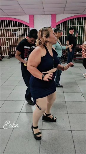 Elmer Acedo Beltran Navidad on Instagram: "Wow la rompe corazones y su meneito 🎶🎵🎼💃👌👏 #reelschallengereelschallenge #reelsvideoシ #reelsviralシ #facebookpostシ #reelsviralシfb #viralreelsシ #viralvideoシ #facebookviral #Youtube #instagram #cine #comedia #topvideo #parati #cumbia #dancing #ElSalvador #dance #musica #review #cine #top CHISTES GENIALES CHAYANNE"