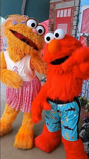 Elmo & Zoe enjoying the wonderful summertime season☀️🏖 #sesameplace #elmo #zoe