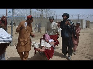 Afghan refugees fleeing by road to Pakistan