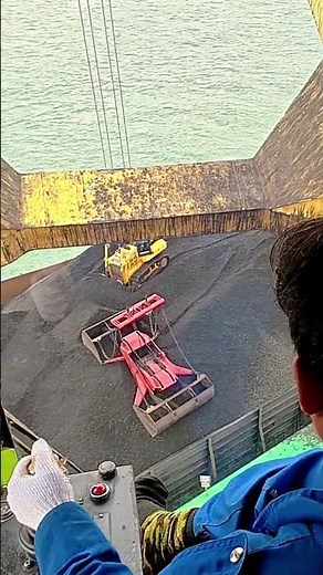 how a crane operator loads coal,real work and satisying