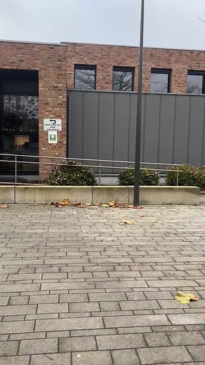 En jawel…. De stoelen staan klaar en zijn reeds opgewarmd! Want de generale repetitie is een feit! 💃🏻 Voor welke stoel heb jij alvast een kaart? 😇 Voor de twijfelaars… bij deze een persoonlijke uitnodiging van één van de schrijvers van de Revue… nl Erik Vangompel! 😉 Tickets en info 👉🏻 www.dekroon.be/tegast of aan de balie van de Kroon! | Mag het iets meer zijn