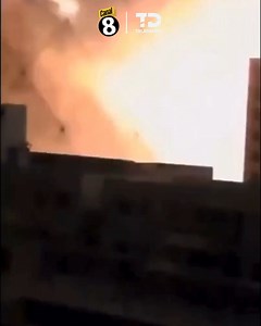 🚨 ÚLTIMA HORA 🚨 Se difunde video de un helicóptero de ataque AH-64 Apache estadounidense lanzando cohetes en el norte de Venezuela. La situación está siendo monitoreada y se esperan actualizaciones oficiales sobre los hechos. 🇺🇸 🇻🇪 #NoticiasTelediario | Multimedios CR