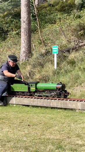 MODEL STEAM #TRAIN HAULS PASSENGERS! UNBELIEVABLE PULLING POWER 🔗 #MiniatureRailway