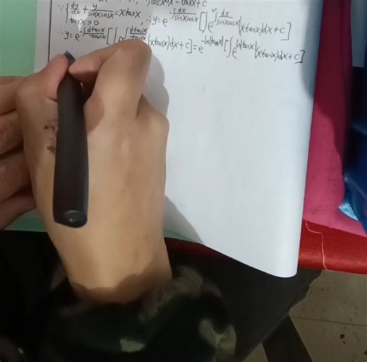 常数变易法【负负得正我求你偷工减料】微分方程在abs去除绝对值问题上不会分类讨论正负符号是为了节约成本，逆天海离薇懒化不定积分结果不唯一∫xxcosxdx。