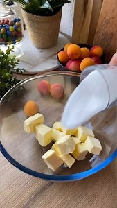 Merhabalar 🧡 Hallo zusammen Bu tarif çay saatlerinizin vazgeçilmezi olucak😍 Kaydetmeyi unutmayın 😉 🇩🇪Der einfache Streuselkuchen mit Aprikosen findet auf jeder Kaffeetafel den richtigen Platz 🥰 Das Rezept ist in den Kommentaren fixiert 😉 🇹🇷Malzemeler: Hamur için: 1 su bardağı toz şeker 250 gr tereyağ 1 adet yumurta 1 pk vanilya 1 pk kabartma tozu 3-4 su bardağı un (yaklaşık 500 gr un) 13-14 adet kayısı Kayısıların üzerine serpiştirmek için 1 yemek kaşığı toz şeker Üzeri için ayırdığımız