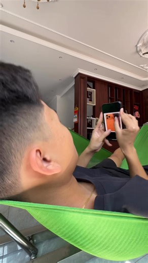 5.4M views · 148K reactions | Nhà thì đầy điện thoại nhưng vợ cứ đòi iphone 17 pro max tôi kiểu #CellphoneS #iPhone17ProMax | Đỗ Đạt | Facebook