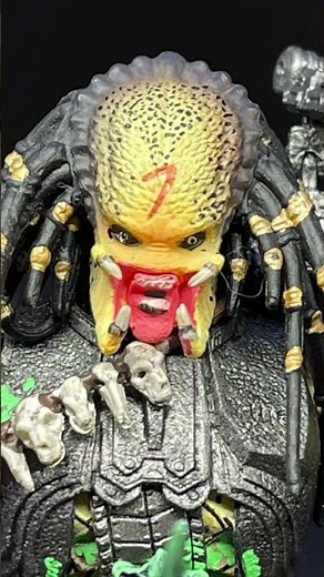 Alien Queen & Final Battle Damage Scar Predator Figures by Hiya Toys