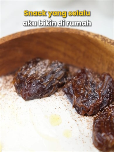 Snack booster favorit dan sarapan sat set yang selalu dibikin di rumah ✨ Manis alami dari kurma beneran ngasih energi genks! Jadinya cocok buat sarapan pagi kalo pas lagi buru-buru atau snacking timee!! Dipaduin sama greek yogurt by Namaste Recipe yang ringan dan creamy bikin kenyang lebih lama, simple, real food, tapi gizinyaa okee bangeet!! Bahan: - 3 buah kurma medjool - 200gr greek yogurt - olive oil secukupnya - garam Cara Membuat: 1. Panaskan kurma hingga teksturnya sedikit lembut. 2. Tamb