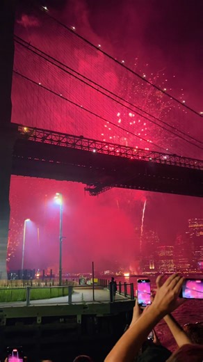 Brooklyn Bridge fireworks, the world’s most iconic celebration night #BrooklynBridge #NYCFireworks #NewYorkCity #NYCNightlife #NYCHolidays