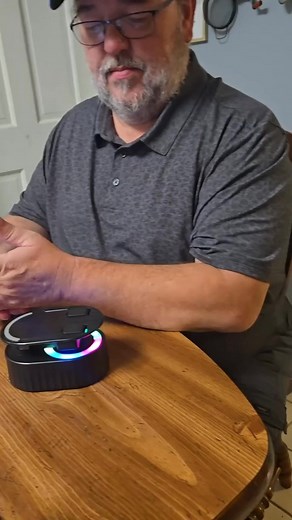 Wow... Tolle Technologie für Senioren! 😮 Keine Sorge mehr, dass Großeltern oder Eltern Anrufe nicht hören! Keine umständlichen Bluetooth-Verbindungsschritte erforderlich! Legen Sie einfach Ihr Handy auf die Halterung, um sich mit dem Lautsprecher zu verbinden – erstaunliche Klärverbesserung, klar, laut und ohne Verzerrung! 🔊 Darüber hinaus ist es auch eine Handyhalterung mit einstellbarem Winkel und Höhe 📱, eine Powerbank 🔋 und eine Ambientelicht 🌈✨. | Dzlpqevwtv