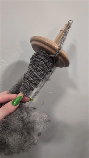 Learning how to use a drop spindle, for yarn #spinningyarn #woolencraft #howto #diy #howtomakeyarn