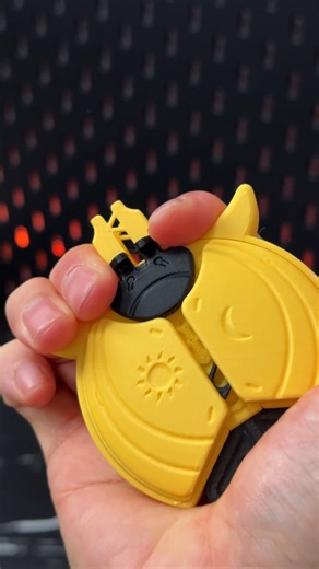 Fansee3D | 3D Printed Golden Scarab Palm Blaster ⚡ Shoots up to 10m! #3dprinting #palmblaster #3dprintedtoy #fidgettoy #launcher #wearableprop | Instagram