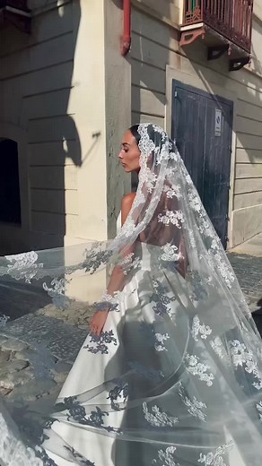 #italiangirl #italianbride #italianbrides #italianwedding #italianweddings #italywedding #italyweddings #italy🇮🇹 #italy #italytravel #calabria #calabriawedding #tropea #tropeawedding #tropeabride #mantillaveil #laceveil #destinationwedding #destinationweddings #destinationweddingmakeupartist #destinationweddingitaly #europewedding #europeweddings #europebrides #bridalmakeup #bridalbun #sleekhair #sleekbun #chignon #bridalchic