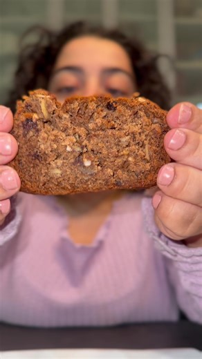 Zutaten 🥣 200 g Mehl 🍌 3 reife Bananen (zerdrückt) 🍯 100 g brauner Zucker 🌿 1 Pck. Backpulver ✨ Zimt 🫒 80 ml Öl ➕ optional: 🌰 Walnüsse 🍫 Schoko-Drops 🌰 Mandeln 🥜 Cashewkerne ⸻ Zubereitung 1️⃣ Mehl in Schüssel 2️⃣ Bananen zerdrücken & dazu 3️⃣ Braunen Zucker unterrühren 4️⃣ Backpulver Zimt 5️⃣ Öl dazu 6️⃣ Optionales unterheben 7️⃣ In Kastenform füllen 8️⃣ 180 °C Ober-/Unterhitze ⏱️ 50–55 Minuten ————————————- #bakingwithmartha #baking #bananabread