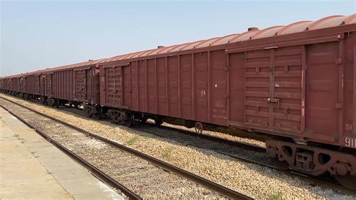 10K views · 198 reactions | بادامی باغ سے کراچی سٹی جانے والی 502 ڈاؤن سپر پارسل ایکسپریس کارساز ریلوے اسٹیشن سے گزر رہی ہے❤️ انجن =GEU-40-9027 وقت =3.14PM تاریخ =15 اکتوبر 2025 دن =بدھ Subscribe My Channel ( https://www.youtube.com/@Fazeel2002 )☺️ | Railway Colony | Facebook