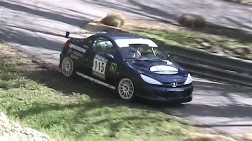 [ARCHIVES🎞] Il y a une dizaine d'année, le week-end de Pâques rimait avec la Course de côte de Chanaz. Revenons sur cet événement, en particulier sur son édition 2010, et son impressionnant plateau de pilotes. Nous nous souvenons avec émotion de L. Regal, au volant de sa Reynard 01L, qui nous quittera malheureusement au cours de cette même année. En F3000, S. Petit et A. Thomas se sont également illustrés, faisant vrombir leurs bolides au cœur de la forêt de Chanazienne. Parmi les habitués de l