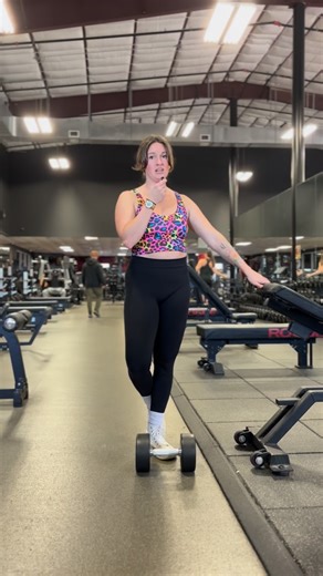 Jess LeBlanc | Fitness Coach on Instagram: "Disclaimer: other fitness professionals may disagree with me on this one but I don’t care this is what anatomically makes the most sense imo 💅🏼 For years, I only felt rows in my arms. I questioned if my back even HAD muscles. I questioned my entire existence, really. But anyways. Once I thought about my shoulder blade moving around my rib cage, the back muscle switched on 💡 You will probably feel bicep as the bicep assists with the movement, but foc