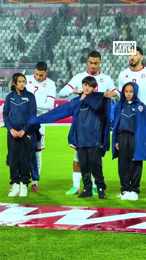 La belle image du soir : quand les joueurs tunisiens prêtent leurs vestes aux enfants présents pour le match Tunisie - Ouganda ce soir à Rabat. La ville connaît un déluge depuis ce matin et la pluie ne semble pas prête de s’arrêter ! 🎥 CAF Online #sportstiktok #tunisia #can2025 #morocco #onregardequoi