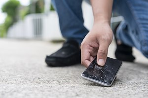Fragile Or Robust? iPhone Allegedly Survives Fall From 16,000 Feet But Yours Will Break After Falling In The Toilet Or Off A Table