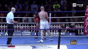 Malgré un visage ensanglanté, Fouad El Massoudi réussit à emmener David Papot au terme du combat mais doit s'incliner. Ce dernier l'emporte et conserve sa ceinture nationale des poids super mi-moyens ! Le Nazairien reste donc invaincu en 22 combats #SFRSport5 | RMC Sport Combat