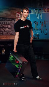 LinusTech ist bekannt dafür, gerne mal Hardware fallen zu lassen – wie praktisch, dass das mit einem robusten Tragegriff wie dem am Infinite A nicht so leicht passiert. 😅 Entdecke den Infinite A: → https://goo.gl/FLDL3P | MSI Gaming