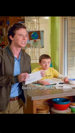primefilmtv on Instagram: "🎬 The Middle (2009–2018) 😂 Comedy • Family • Sitcom “Life in the middle is messy, chaotic, and hilarious.” The Middle follows the Heck family in small-town Indiana: hardworking mom Frankie, practical dad Mike, and their three very different kids — lazy but charming Axl, endlessly optimistic Sue, and quirky, bookish Brick. The show highlights the everyday challenges of middle-class life, from school struggles and work stress to sibling chaos and awkward social situati