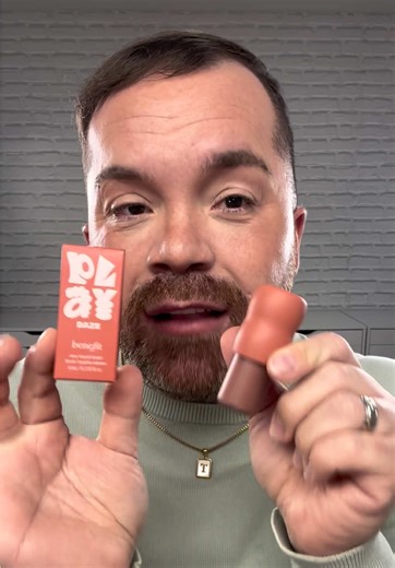 Je suis officiellement amoureux de la nouvelle texture des blush liquides Play Daze de @BenefitCosmeticsCA Un blush aérien, semi-transparent donc zéro risque de finir en clown et qui sèche mat naturel. Bref, la joue mais en mieux. Mon énorme coup de cœur la couleur : Starlaa Dis-moi que je ne suis pas le seul à les aimer autant. Tu les as déjà essayés ? Tu aimes ? ##benefitcosmetics ##liquidblush ##blush ##playdaze ##newmakeup