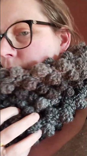 Col point boule au crochet.