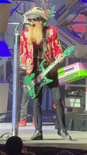 ZZ Top celebra el Mundial de España 🇪🇸 | Billy Gibbons sorprende con la bandera española en Madrid