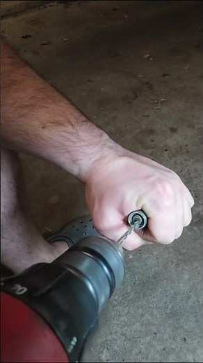 How to Remove a Stuck Flashlight Battery in 25 Seconds