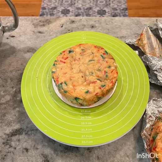 One L Bakery on Instagram: "Watch me make a Soccer Cake! So many fun details on this soccer cake — two modeling chocolate soccer balls, a jersey, a net, and endless blades of buttercream grass! And the cakes? The top tier was confetti with confetti buttercream, and the bottom was chocolate with peanut butter buttercream. A perfect match, on and off the field! #onelbakery #soccercake #cake #soccer #soccerjersey #soccerball #soccerballs #soccernet #buttercreamgrass #modelingchocolate #modelingchoc