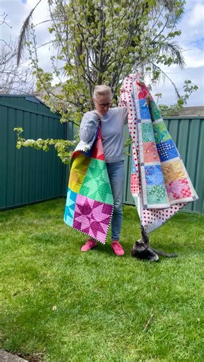 I love seeing these two versions of Tip Toe side by side — it’s amazing how different they look! The sashing really changes the scale and gives such a different vibe, don’t you think? The Tip Toe pattern includes instructions for both layouts (sashed unsashed) and comes in multiple finished sizes. Available as a printed or PDF pattern, plus there’s also an acrylic template set for the Drunkard’s Path block to make cutting a breeze. #tiptoequilt #tiptoequiltpattern #drunkardspath #emmajeanjansen 