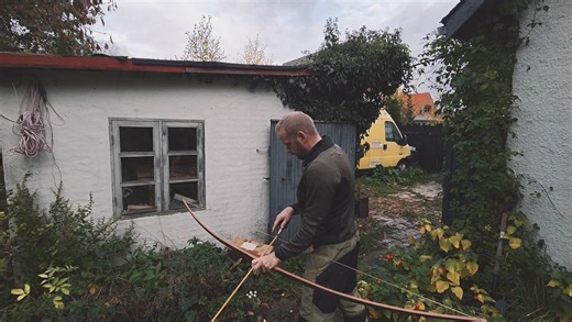 Finished a "build along bow" a couple of days ago. Made from barely one inch thick jatoba board. I recorded the entire process for a Danish bow building group, and postet it yesterday The video is available on my YouTube page, but it's in Danish. The bow however is here and pulls about 50 pounds, with no backing at all. Just a reminder that you don't need at 20 year seasoned piece of yew to make a good bow 😉 #bow #longbow #bowyer #archery #bowmaking #woodworking #craftmanshio #woodcraft #boardb