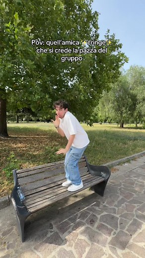 L'amica pazza del gruppo: momenti cringe e risate
