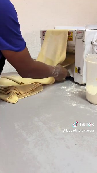 El proceso de laminado es muy importante para lograr que la masa quede suave, homogénea y con elasticidad. Aquí te muestro cómo lo hacemos Recuerda que puedes obtener los mismos resultados con laminadora manual o rodillo #islademargarita #emprendimiento #catering