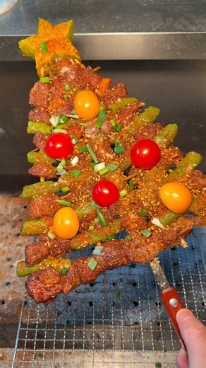 In Wuxi, even the barbecue is getting into the Christmas spirit 🎄🔥 Yes, that’s a Christmas tree–shaped BBQ. #bbqlovers #christmasvibes | Shanghai Daily 上海日报