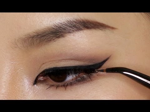 Perfect Winged Eyeliner Using Tape