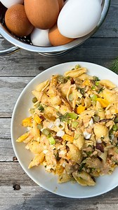 🥚Salade de pâtes aux œufs mimosa🥓🧀Avec @oeufquebec pour vos souper de soirs de semaine ! Question de pouvoir profiter des derniers jours de l’été même si l’école est recommencée! J’vous montre dans ce RÉEL mon trucs pour faire des œufs cuits durs, sans les écailler! On n’y voit que du feu! *Partenariat. | Folks and Forks