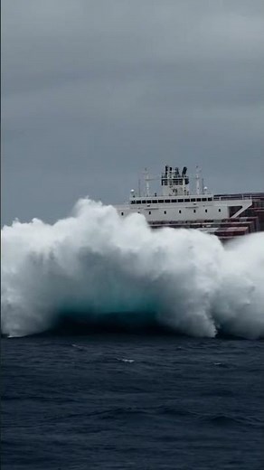 Rogue Wave vs Container Ship — Intense Ocean Footage