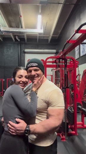 PJ Drew Braun on Instagram: "Man the workouts in my own gym just hit so much harder… so happy to be home! Feeling kinda pumped but I think I grabbed the wrong size shirt from my collection 🫣 Check out @miss_rissaaa looking freaking amazing doing nothing but bands and a lot of baby lifting the last 4 months she’s about to get jacked! #homegym #blackstonelabs #bodybuilding"