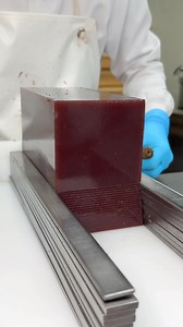 200年以上の歴史を持つ老舗和菓子屋さんのスライス羊羹🍘 長い歴史を持つ和菓子屋さんのこちらのお店では、独自の製法で1枚1枚丁寧に作り上げるスライス状の羊羹が食べられる！ 食パンに乗せてトーストするとすぐあんバタートーストに！革新的なアイデアの和菓子🇯🇵 📍亀屋良長 / 京都 ￥540～/人 ⏰営業時間：9:30〜18:00 💤定休日：なし 🏠住所：〒600-8498 京都府京都市下京区四条通油小路西入ル柏屋町１７−１９ #東京グルメ #京都グルメ #tiktokfood