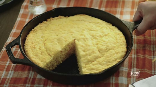 Creamed corn and buttermilk are KEY to the deliciousness of Valerie Bertinelli's cast iron cornbread 😋🌽 Subscribe to discovery to stream more of Valerie's #HomeCooking: https://links.discoveryplus.com/Y6O35sCeygb. #discoveryplus Get the recipe: https://foodtv.com/3DOEyrK | Food Network