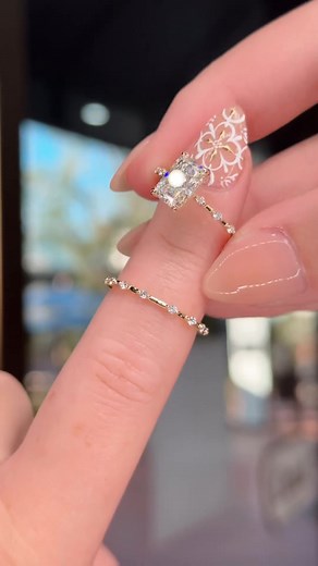 Daisy Wedding Set Idea 🌼 Daisy Radiant Engagement Ring 💍 #DaisyEngagementRing Daisy Wedding Band ✨ #DaisyWeddingBand Build yours on princessbridediamonds.com link in video✨ #princessbridediamonds #pbdbling #engagementring #engagementrings #huntingtonbeach #orangecounty