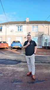 🏡 🔥New to the Market! Hunter Place, Shotts 🔥 A large two-bedroom upper apartment offering generous living space throughout. ✔️ Upgraded kitchen ✔️ Upgraded boiler ✔️ Large outdoor space ✔️ Ideal for first-time buyers Early viewing is highly recommended – don’t miss out! | Property Connections Estate Agents