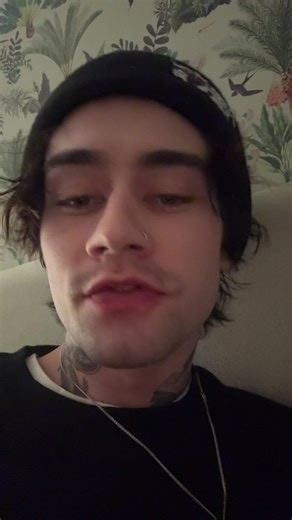 Hailee Steinfeld's Epic Flashlight Performance in Pitch Perfect 2