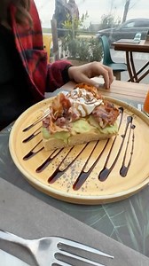 La domenica a Desenzano ha un nuovo rituale: il Brunch in Cupola. Davanti al lago, al caldo della nostra cupola panoramica, ti aspetta un triangolo di pura felicità gastronomica: una base di focaccia croccante, ingredienti da vero brunch e tutto il tempo per goderti la vista. Succhi bio, caffè espresso e la magia del Lago di Garda fanno il resto. ✨ Il brunch della domenica è servito. 📍 Santa Pizza – Lungolago Cesare Battisti 73, Desenzano del Garda 🕒 Tutte le domeniche dalle 10 alle 12 | Santa