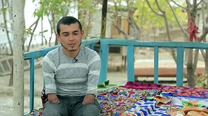 O‘zbekiston: Qo‘lsiz yigit Muzaffar qanday kasb-hunarlarni o‘rgangan? #bbcuzbek | BBC Uzbek
