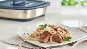 Bring the grilling indoors and forget the (sun) burn! The modified Montreal seasoning we’ve created for this delicious steak is based on pickling spices from Eastern European recipes. Full recipe: http://bit.ly/2uomPoO | Tupperware U.S. & Canada