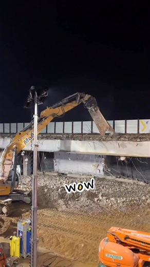 Wooow hier wird gerade die A516-Brücke abgerissen😲 Viele Schaulustige haben sich am Freitagabend in Sterkrade versammelt. 🌃 In Oberhausen wird die Brücke mit einer weltweit einzigartigen Methode saniert. 👏🏼Beim Abriss macht die Autobahn GmbH Rheinland Tempo. Bevor im März 2026 die Betonfertigteile für die neue Brücke kommen, muss die alte Überführung weg. 🔨Das geschieht an diesem Wochenende in drei Schritten, nacheinander werden drei Fahrbahnfelder der insgesamt 120 Meter langen Brücke aus 